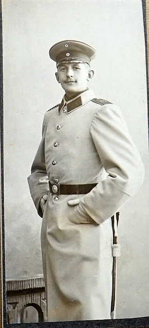 1916 junger strammer Offizier der 52 mit langem Säbel Portrait Foto