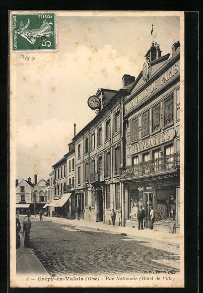 CPA Crépy-en-Valois, Rue Nationale, Hotel de Ville