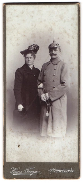 Fotografie Hans Torgau, Schwerin i. M., Offizier in Uniform mit Mantel & Pickel