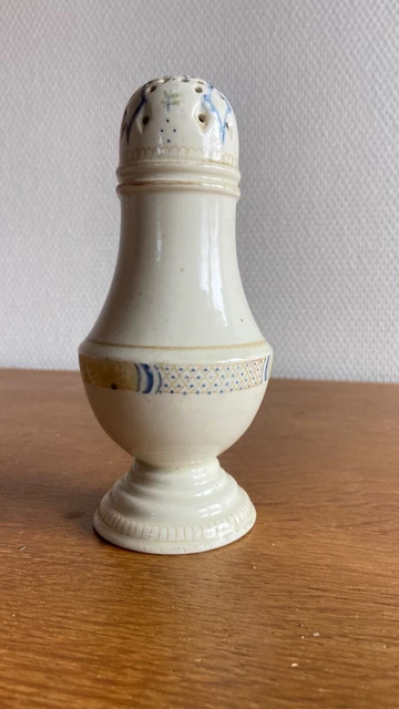 ANCIENNE SAUPOUDREUSE SUCRIER en Verre blanc, Bouchon en Bakélite . Parfait état EUR 20,00
