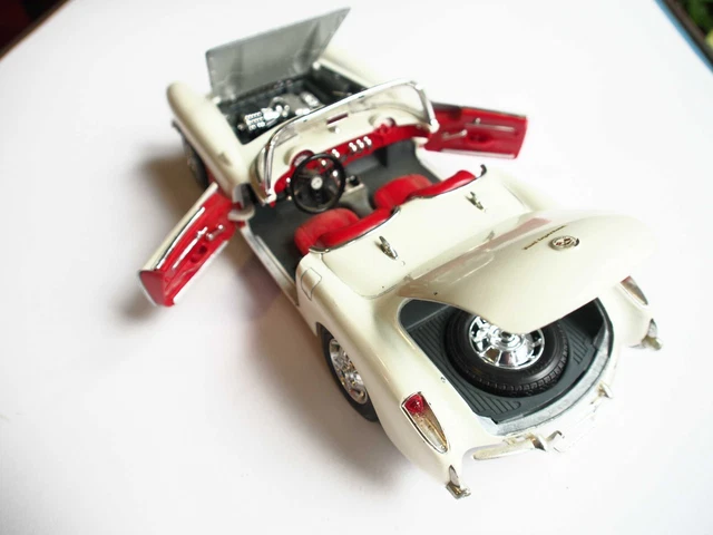 NEUF - BBURAGO voiture 1/18 1:18 Chevrolet Corvette 1957 /cod. 3024