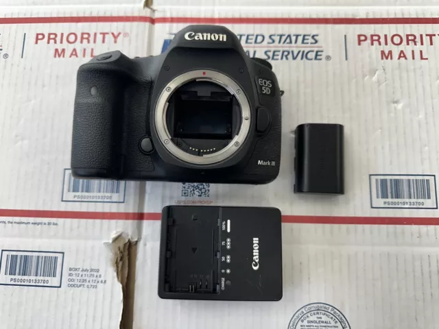 Canon EOS 5D Mark III 22.3MP Digital SLR Camera Body w/ charger and extra batter