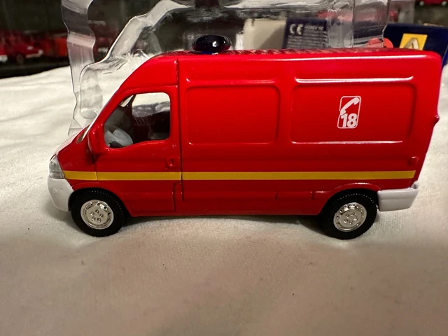 RENAULT MASTER POMPIER de paris 1/43 solido made in france (no norev
