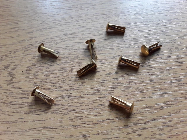1/8 (3mm) x 3/8 (9,mm) Rivetto Testa Ovale Biforcato Ottone Placcato Acciaio Rivetto qty 8