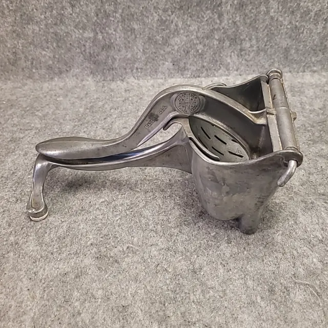 Vintage USA Wear-Ever Hand Juicer Cast Aluminum Citrus Juice Press