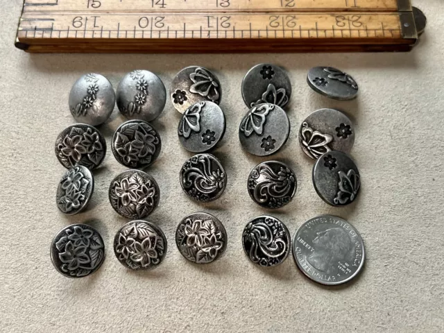 Lote mixto de 19 botones antiguos de metal plateado florales y mariposas vástago trasero