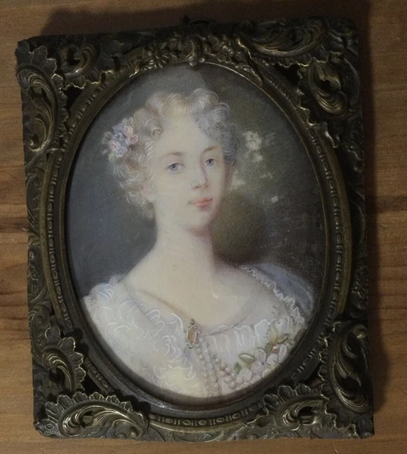 miniature portrait femme ancien cadre peint époque XIXe