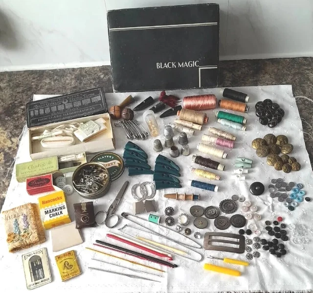Riesige Menge Vintage Nähen Haberdashery Fäden, Knöpfe, Häkelhaken siehe Bild