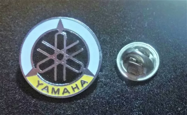 Yamaha Pin Stimmgabel weiß-gelb-schwarz emailliert - Maße 22mm
