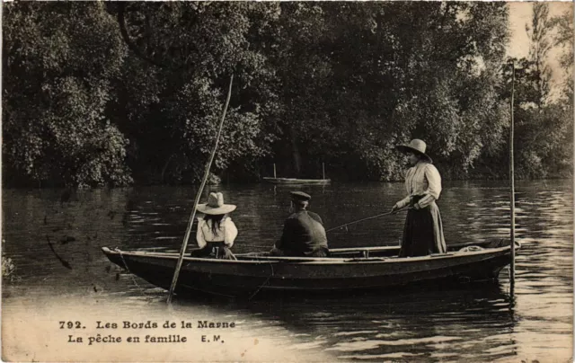 CPA Les Bords de la Marne - La peche en famille (275401)