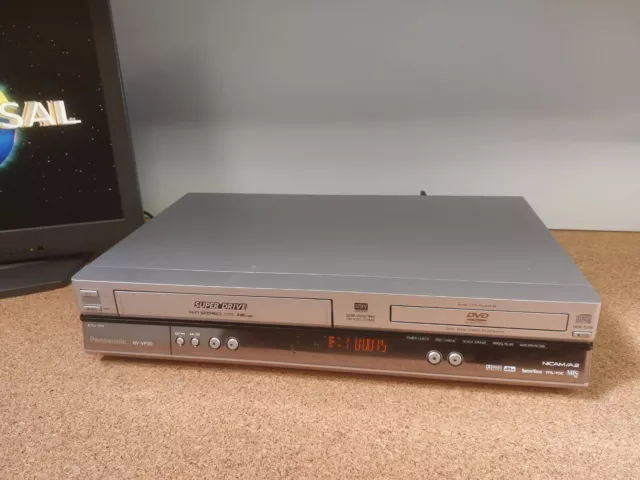 Panasonic NV-VP30  -  VHS/ DVD Combo Videoregidtratore VHS  lettore DVD