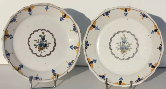 PAIRE D'ASSIETTES EN FAIENCE DE NEVERS - XVIIIème siècle  - D 22 cm