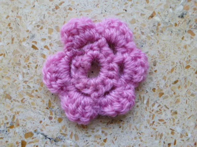 Wolle Häkelarbeit rosa Handarbeit süße Blume gehäkelt Deko Dekoration ca. 4 cm
