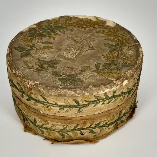 Boîte ancienne XVIIIe siècle en paille et broderie décor coeurs ardents 18e 3