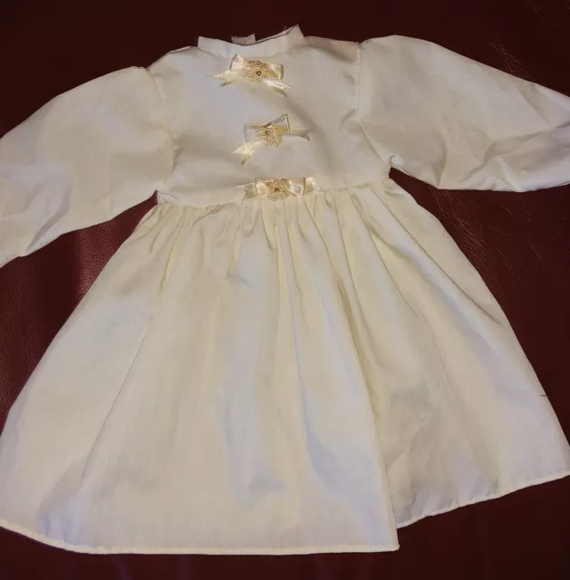 Puppenmode Kleid in beige, 50 cm