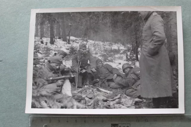 Foto Photo 205402 13x18 WK2 Wehrmacht Soldaten Wald Stellung MP Maschinenpistole