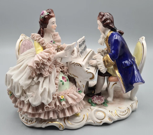 Ensemble Porcelaine Allemande Groupe De Musique  Signé  Personnages Et Un Piano.