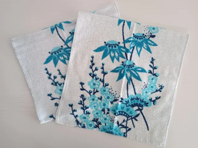 2 Handtücher, weiß/blau, mit Blumenmuster, DDR, VEB Frottana