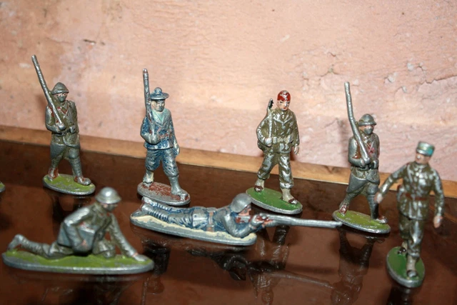 QUIRALU - SOLDAT - Légionnaire au défilé (uniforme bleu vert). EUR 12