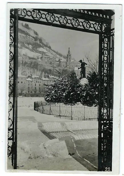 Photo anonyme snapshot vintage 1940 - grille et sculpture sous la neige Parc