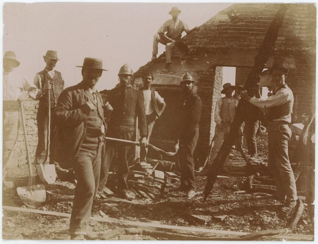 Dijon (Côte-d'Or). Incendie de la maison Louis Pillion. Pompiers. Circa 1900.