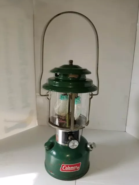 VINTAGE COLEMAN  DOUBLE MANTLE LANTERN MODEL 220J Dated 4/78