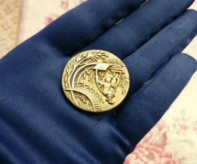 ANCIEN GROS BOUTON JAPONISANT DÉCOR FEMME sur BALANÇOIRE MÉTAL EMBOUTI XIXe