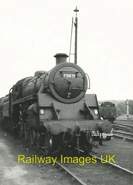 RAILWAY PHOTO - B.R. Standard Class 4MT Riddles 4-6-0 No.75019 with ...