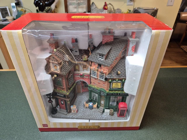 Lemax English Lane - Villaggio In Miniatura Con Negozi E Pub, Luci LED, 29.5x27x10 Cm