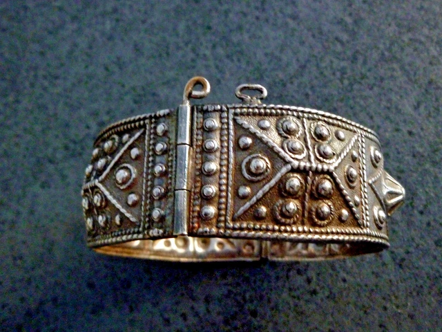 Bracelet Berbère Ancien En Argent Massif - Émaillé Et Serti De Corail Rouge - Artisanat Kabyle