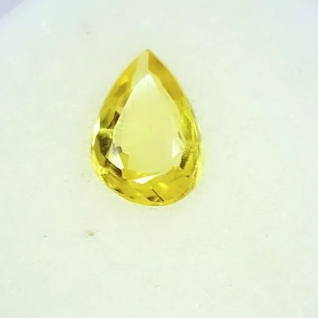 Saphir jaune clair naturel du Sri-lanka de 1,60 carat avec certificat