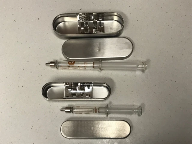 2 Alte Glasspritzen (2ml und 10ml) kompletter Satz mit Transportbehälter