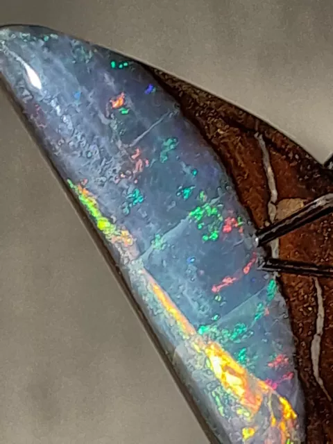 Boulder Opal aus Queensland, 7,5ct, poliert, rot-gold-grünes Farbspiel