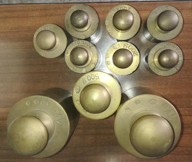 Set 10 pesi bilancia in ottone (2 da 1 kg.-1 da 500gr e 7 da 200 gr.) con bolli