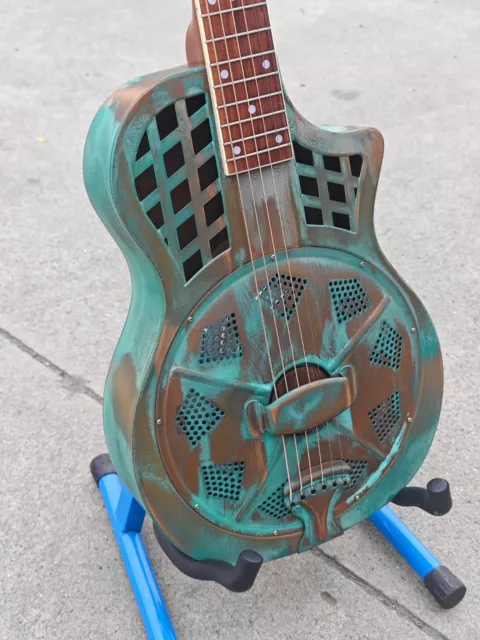 Antigua guitarra resonadora de óxido rojo con estuche cortado para salón galletas de un solo cono