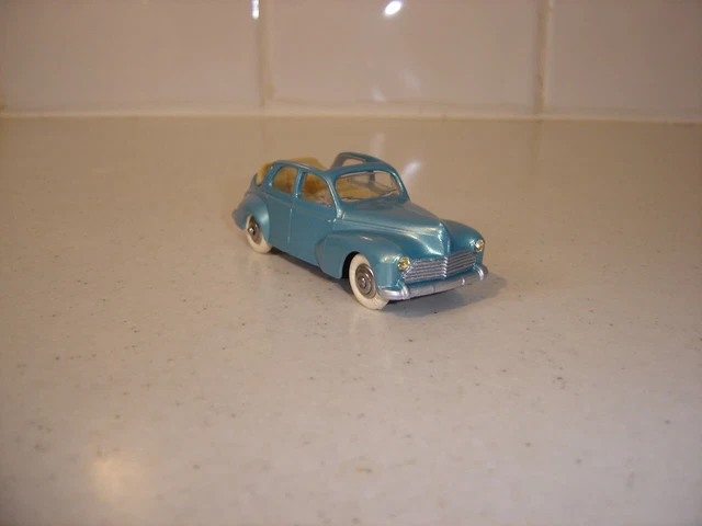 Dinky Toys Peugeot 203 réf. 24R restaurée version "découvrable" à rare pneus "M" 2