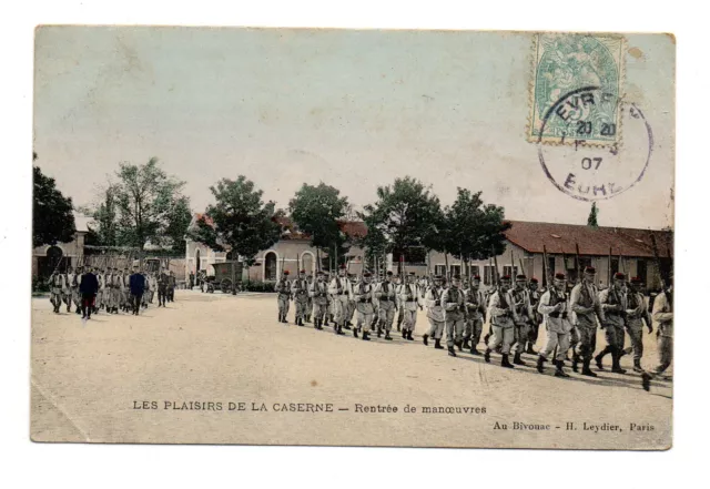 CPA - militaire  - plaisirs caserne - Rentrée de manoeuvres - animée - voy. 1907