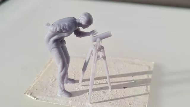 Figurine  homme avec telescope au 1/43 en résine 3D à peintre