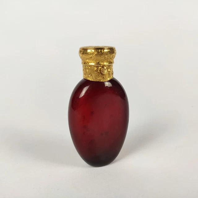 MAGNIFIQUE FLACON À sel / parfum en verre rouge et large monture en or ...