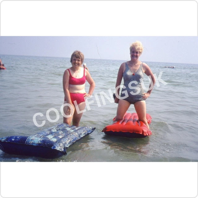 35mm Slide Two Ladies Wearing Bikinis Swimming Costume 70s Fashion Agfa