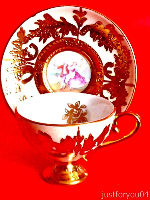 Limoges Miniaturbecher und Untertasse - mit schwerer Goldvergoldung. Romanzenszene
