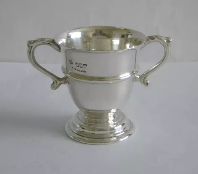 Una coppa trofeo argento sterling irlandese senza incisioni Dublino 1945 59 grammi