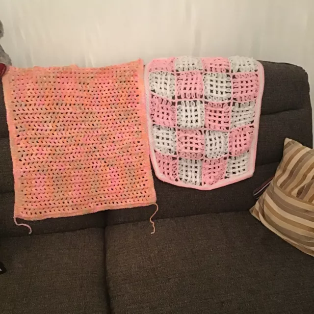 2 handgestrickte Kinderwagendecken