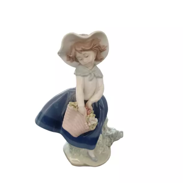 Lladro Daisa 1983 5222 - Pretty Pickings Girl Figurine