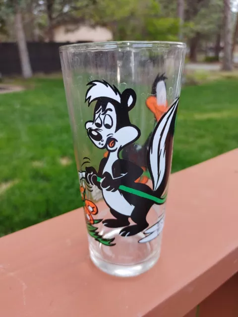 Pepe Le Pew Daffy Duck Skunk Warner Bros Pepsi Looney Tunes Drinking