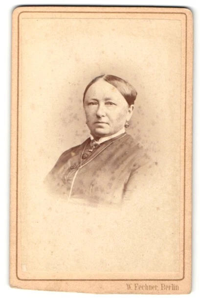 Fotografie Wilh. Fechner, Berlin, Portrait strenge Dame mit Ohrringe