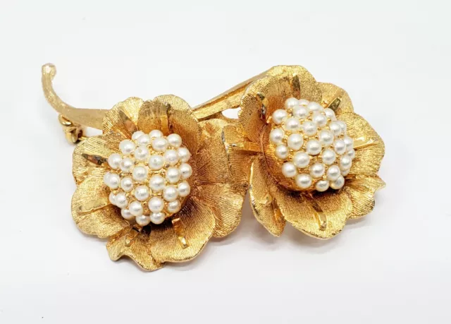 Beautiful Trifari Inspired BSK Faux Pearl Flower Style Brooch Gold Tone 2.5"