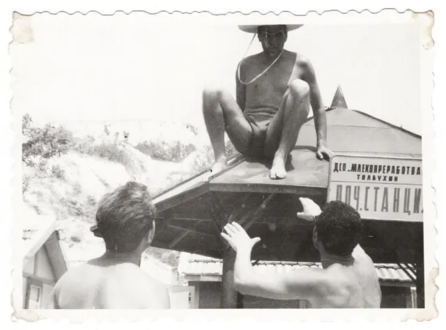 WEIRD Vintage Photo Guys Affection Young Shirtless Man Bulge Beach Gay Int +3772