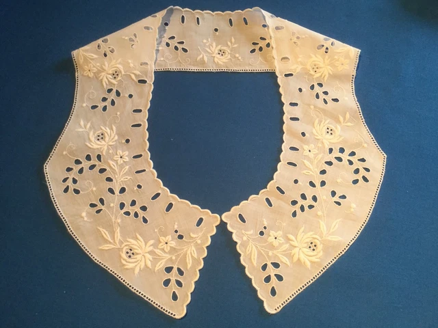 Col châle ancien, broderie Richelieu + broderies florales, coton bien blanc