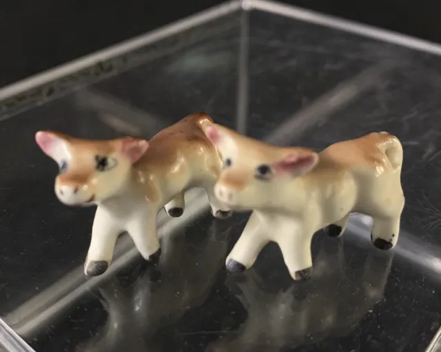 Pair Hagen Renaker Miniature Mini Cartoony Baby Cow Calves White Brown Figurines